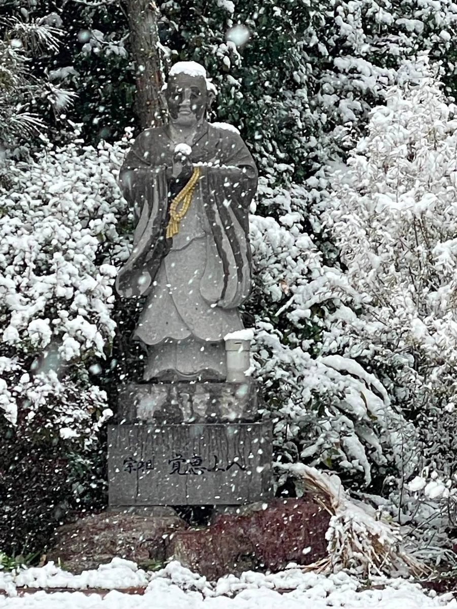 雪の宗祖覚恵上人像